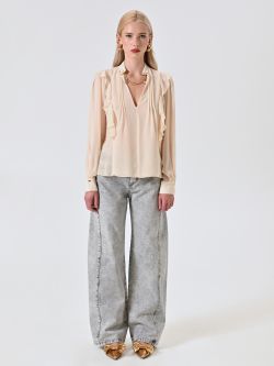 Bluse in Hellbeige mit Rüschen und Goldkette det_1