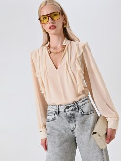 Bluse in Hellbeige mit Rüschen und Goldkette in_i7