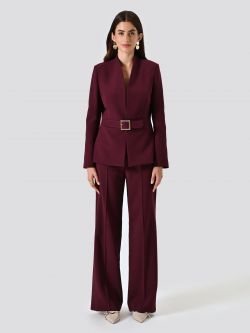 Veste bordeaux en tissu technique avec boucle géométrique det_1