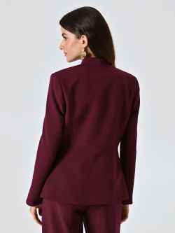 Veste bordeaux en tissu technique avec boucle géométrique det_3