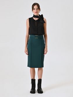 Falda verde con hebilla geométrica en tejido técnico det_1