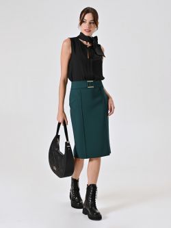 Falda verde con hebilla geométrica en tejido técnico sp_e1