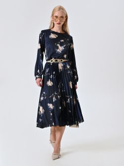 Kleid in Blau mit Blumenmuster und plissiertem Rock in_i7