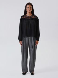 Czarna bluzka z koronkowym karczkiem det_1