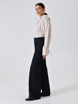 Jeans mit dunkler Waschung und weitem Bein in_i7