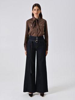 Jeans mit dunkler Waschung und Gürtel det_1