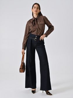 Jeans mit dunkler Waschung und Gürtel sp_e1