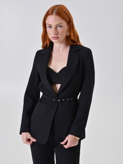 Taillierter schwarzer Blazer mit Gürtel in_i7
