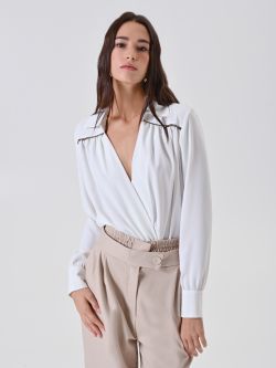 Biała bluzka z błyszczącymi detalami in_i7