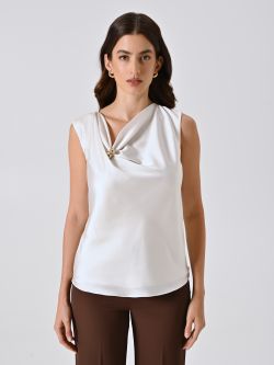 Bluse in hellem Beige mit goldener Brosche det_2