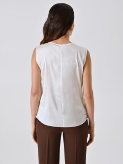 Bluse in hellem Beige mit goldener Brosche det_3