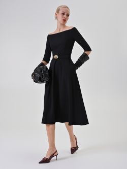 Schwarzes Midikleid mit Gürtel und U-Boot-Ausschnitt sp_e1