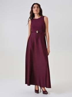 Langes Abendkleid in Bordeauxrot mit Schmuck-Detail in_i7