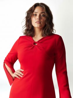 Rotes Curvy-Kleid mit Ringdetail det_3