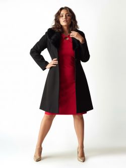 Rotes Curvy-Kleid mit Ringdetail in_i7