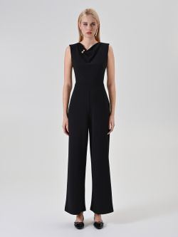 Schwarzer Palazzo-Jumpsuit mit Schmuckdetail det_1
