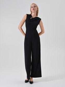 Schwarzer Palazzo-Jumpsuit mit Schmuckdetail in_i7