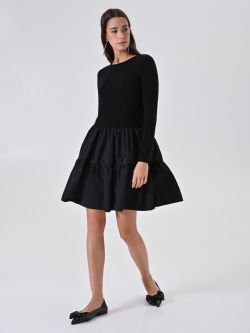 Strickkleid in Schwarz mit Volant-Rock in_i7