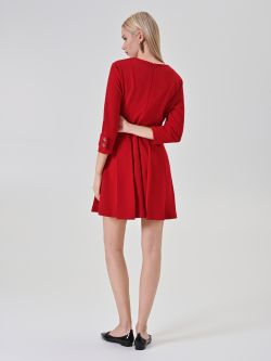 Abito rosso a ruota con maniche tre quarti det_3
