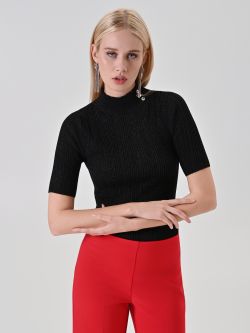 Schwarzes Rollkragenshirt mit Zierknöpfen in_i7