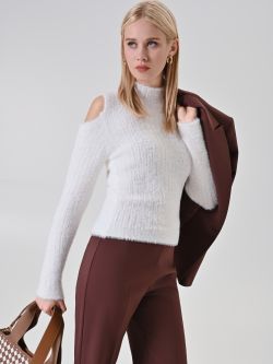 Śmietankowy prążkowany sweter z wycięciami sp_e1