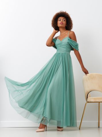 Abito Drappeggiato in Tulle Abito lungo, realizzato in tulle doppiato, color verde menta. L'abito ha le spalline calate, ed è drappeggiato sul corpino. La gonna a ruota, romantica e scenografica, accompagna i movimenti. Chiusura tramite zip invisibile posteriore. Il capo è interamente made in Italy. La modella è alta 1,73 m ed indossa la taglia S. Rinascimento