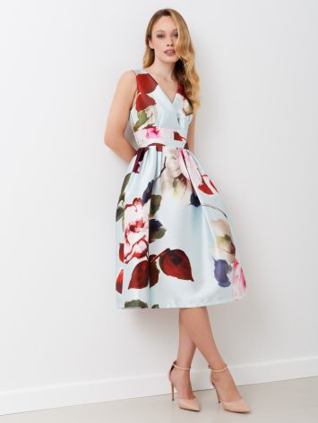 Abito in duchesse stampa rose  Abito a ruota in duchesse strutturata stampa floreale bordeaux e salvia. I faldoni che caratterizzano la gonna, abbinati al prezioso tessuto duchesse, conferiscono al capo un volume couture. L'abito in duchesse stampa floreale ha un scollo a 