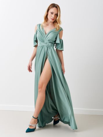 Abito lungo con scollo Schiffer in raso Abito lungo con scollo schiffer in raso. La ripresa sull'orlo assicura la giusta vestibilità durante la falcata. Lascia tutti senza parole. Il capo è interamente Made in Italy.La modella è alta 1,73 ed indossa la taglia S. Rinascimento