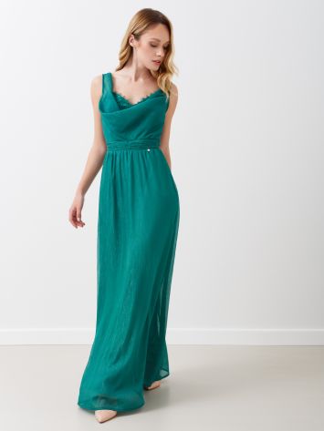 Abito lungo in lurex Abito lungo color laguna in lurex con zip posteriore caratterizzato da scollo a gronda e pizzo effetto sottoveste. Fascione in vita che si lega sul retro con fiocco. Ideale per le cerimonie della stagione autunno/inverno 2022 per essere un'invitata speciale. Il capo è interamente Made in Italy. La modella è alta 1,73 ed indossa la taglia S. Rinascimento
