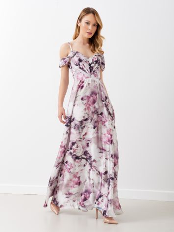 Abito lungo in satin stampa floreale Abito lungo in satin, stampa floreale, nelle nuances del rosa. L'abito è modello impero, ed è ripreso sul punto vita da una lavorazione effetto fiocco. Scollo a 