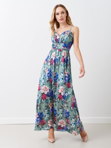 Abito Lungo Stampa Floreale Abito lungo, modello impero, con spalline sottili. L'abito ha le coppe preformate ed è ripreso sul punto vita da una banda drappeggiata. Il capo è interamente Made in Italy. La modella è alta 1,73 ed indossa la taglia S. Rinascimento