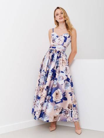 Abito lungo stampa floreale Abito in duchesse con stampa floreale sui toni del rosa, azzurro e blu. L'abito con scollo a cuore ha le spalline regolabili e la chiusura laterale con zip invisibile. L'abito ha un fascione sul punto vita che ne valorizza la silhouette. L'abito perfetto per una cerimonia e che non può mancare nel tuo guardaroba. Il capo è interamente Made in Italy. .La modella è alta 1,73 ed indossa la taglia S. Rinascimento