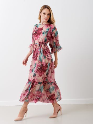 Abito midi con volant floreale Abito con manica a 3/4 in georgette con stampa floreale a contrasto. Sottoveste al ginocchio. Balza sul fondo. Scollo tondo sul davanti. Chiusura al collo con bottoncino dorato. Completa l'abito una cintura con fantasia uguale al vestito. l capo è interamente Made in Italy. .La modella è alta 1,73 ed indossa la taglia S. Rinascimento