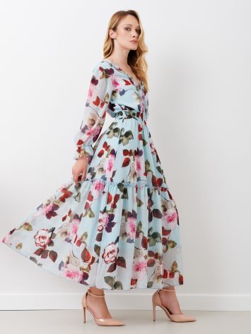 Abito midi stampa floreale Questo abito midi con stampa floreale realizzato in georgette tessuto doppiato. Questo abito romantico ha una doppia scollatura profonda a V. La manica a ballon che termina con una rouche. Lo scollo è arricchiato da un gioco di rouches superfemminili e romantiche. Ideale per un occasione speciale e per non passare inosservata. Completa il look con gli accessori Rinascimento per un total look da invitata perfetta. l capo è interamente Made in Italy. La modella è alta 1,73 ed indossa la taglia S. Rinascimento