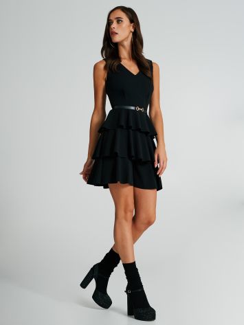 Kleid mit Volants und Gürtel  Kurzes Kleid aus Scuba-Hand-Kreppstoff mit Volants. Das Kleid hat einen V-Ausschnitt und Ton-in-Ton-Tüll-Einsätze an den Trägern und am Rücken. Das Kleidungsstück wurde vollständig in Italien hergestellt. Das Model ist 1,73 m groß und trägt Größe S.  Rinascimento