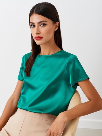 Green Satin T-shirt Boxy, t-shirt style blouse made in lightweight satin with clean lines. The t-shirt is ideal as an under jacket layer, or for adding a touch of shimmer to a casual look. The model is 1.73 cm tall and wears size S. The garment is completely made in Italy.  Rinascimento