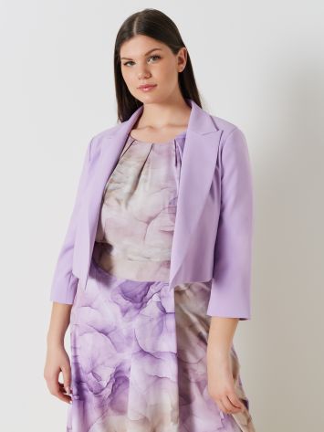Coprispalle Curvy in Tessuto Tecnico Stretch "Coprispalle curvy in tessuto tecnico stretch completamente foderato. Modello corto in vita tipo blazer con rever giacca. Il tessuto principale contiene almeno il 43% di poliestere riciclato. 
Il poliestere riciclato di questo prodotto deriva in particolare da prodotti tessili o oggetti in PET. L'utilizzo di poliestere riciclato riduce la dipendenza dal petrolio come materia prima e le emissioni di CO2. Colore viola lilla. Il capo è interamente realizzato in Italia.  La modella è alta 1,72 e indossa una taglia 48." Rinascimento