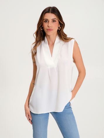 Blusa sin mangas en blanco crema con escote en pico   Rinascimento