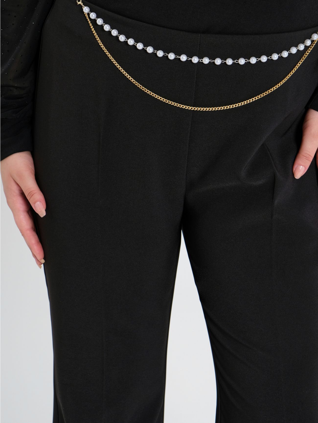 Pantalon negro con perlas new arrivals