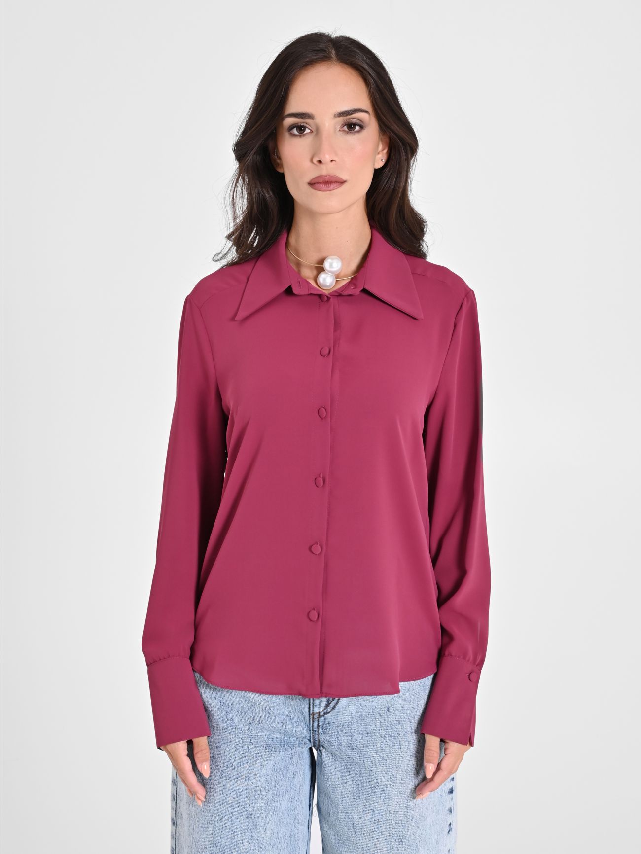 Camisa con botones recubiertos