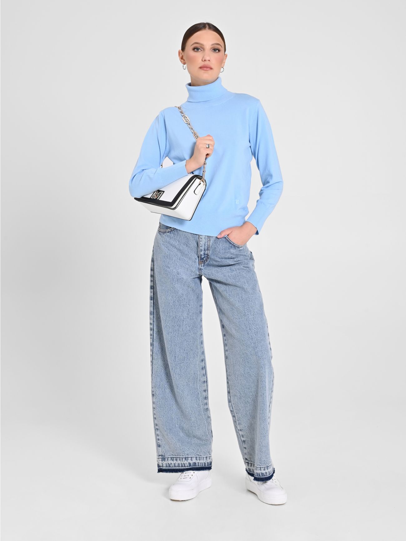 Pull col roulé bleu ciel deals