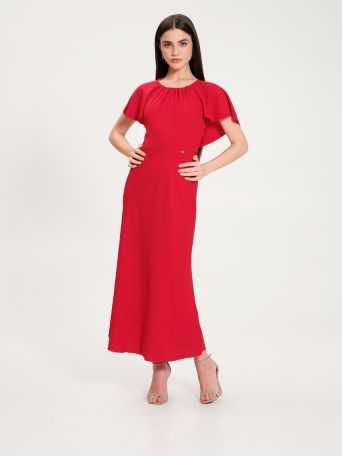 Langes Kleid mit rotem Cape