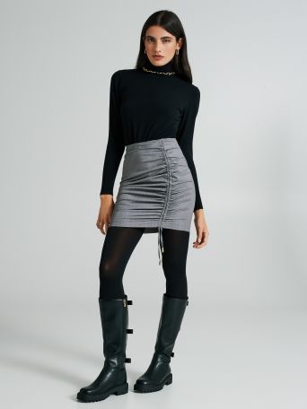 Short skirt with side gathering