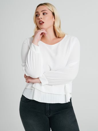 Curvy blouse with pleats