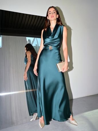 Abito Lungo in Raso Verde con Cintura Design