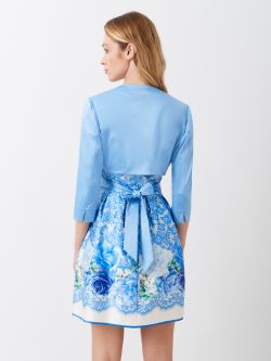 Boléro bleu ciel en satin structuré Boléro sans boutonnage à bords ronds en satin structuré.  Ce boléro a des manches longues avec une petite fente et un col mao. Ce boléro s’associera parfaitement avec une robe ou une combinaison. Ce vêtement a été entièrement fabriqué en Italie. Le mannequin mesure 1,73 m et porte une taille S. Rinascimento