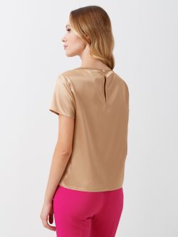 T-Shirt en satin couleur beige Blouse, modèle t-shirt boxy, à lignes épurées, en satin léger. Le t-shirt se portera facilement sous une veste ou pour donner une touche étincelante à vos looks de jour. Le mannequin mesure 1,76 m et porte une taille S. Ce vêtement a été entièrement fabriqué en Italie.  Rinascimento