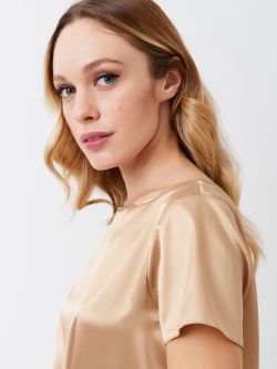 T-Shirt en satin couleur beige Blouse, modèle t-shirt boxy, à lignes épurées, en satin léger. Le t-shirt se portera facilement sous une veste ou pour donner une touche étincelante à vos looks de jour. Le mannequin mesure 1,76 m et porte une taille S. Ce vêtement a été entièrement fabriqué en Italie.  Rinascimento