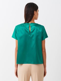 T-Shirt in Satin color Verde Blusa modello t-shirt, boxy, dalle linee pulite, realizzata in satin leggero. La t-shirt è ideale come sottogiacca, o per dare un tocco cangiante ad un look casual. La modella è alta 1,73 ed indossa la taglia S. Il capo è interamente made in Italy.  Rinascimento