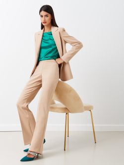 T-Shirt in Satin color Verde Blusa modello t-shirt, boxy, dalle linee pulite, realizzata in satin leggero. La t-shirt è ideale come sottogiacca, o per dare un tocco cangiante ad un look casual. La modella è alta 1,73 ed indossa la taglia S. Il capo è interamente made in Italy.  Rinascimento